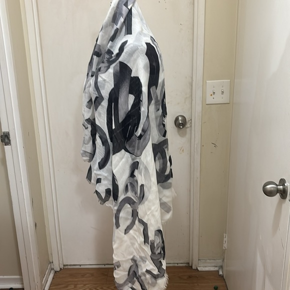 5️⃣0️⃣0️⃣ brand new Authentic Chanel silk and cashmere wrap - Picture 2 of 7